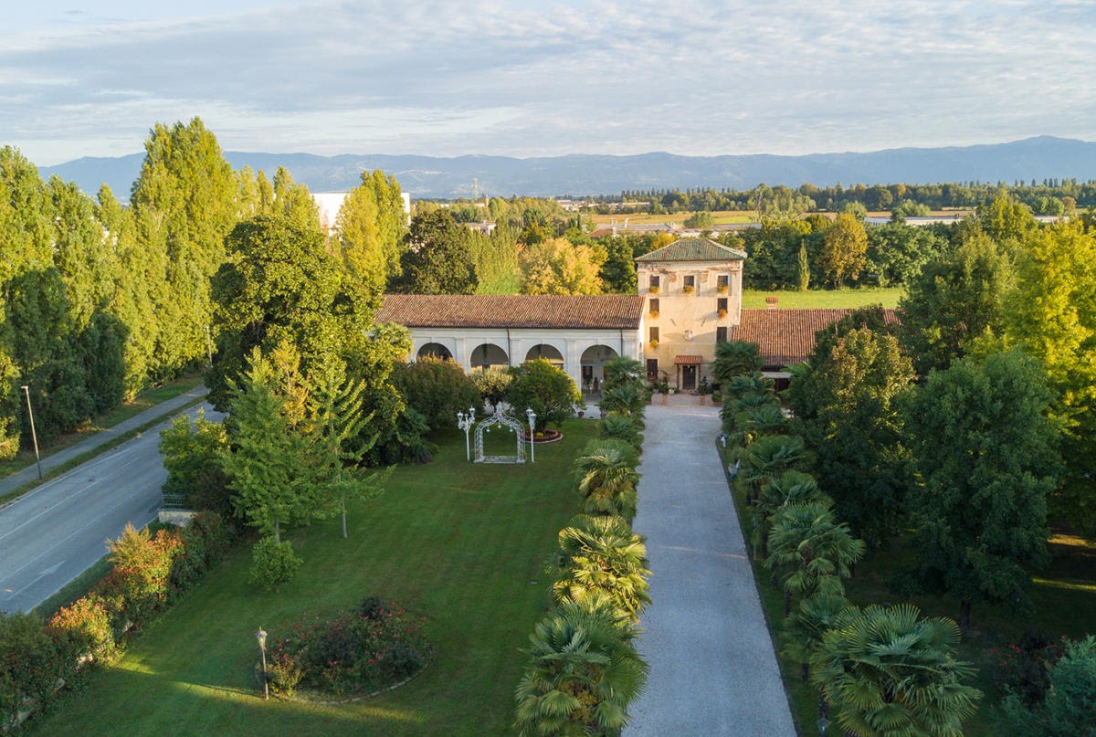Villa Cà Prigioni vista dall'alto, con il viale d'ingresso e il parco